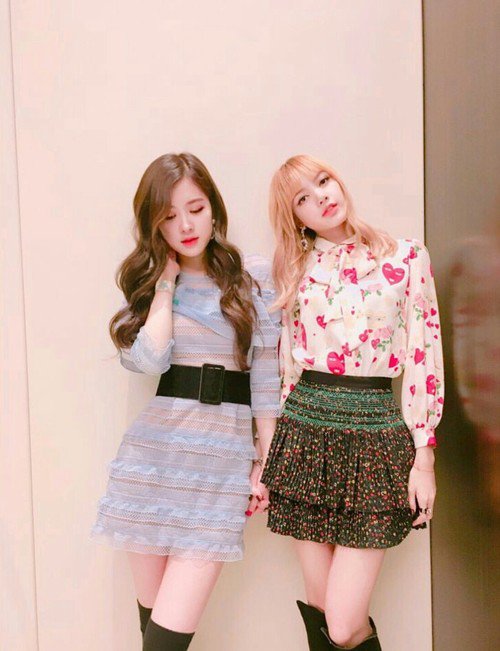 rosiekook11's tweet photo. #lisrose https://t.co/awISgoxBBG