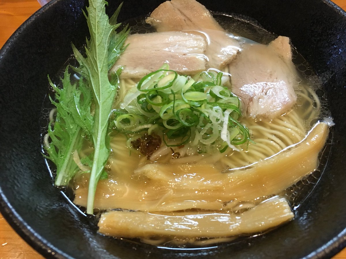 terubonboon's tweet photo. 八木駅近く、塩ラーメンが売りのあす香さんの塩らー麺食べに来た〜
優しい味で美味しい！チャーシューもしっかり味染み込んでる！！ https://t.co/nn3kcVvQio