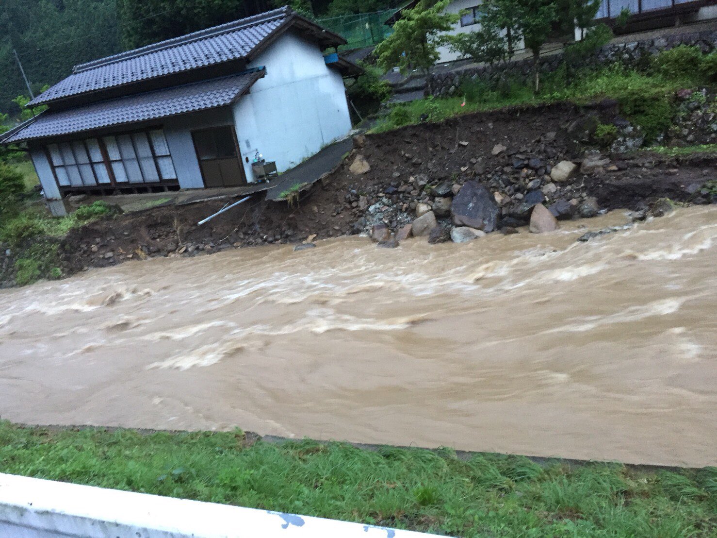 細い人 上之保の津保川 の氾濫 父の実家で父がそこにたまたまいたせいで焦ったけど 命に別状は無かった まだ気をつけないと 向かいの家は橋が流されたから大変 父が趣味で育ててる アマゴ 細い人 上之保の津保川 の氾濫 父の実家で父がそこにたまたまいたせいで焦ったけど 命に別状は無かった まだ気をつけないと 向かいの家は橋が流されたから大変 父が趣味で育ててる アマゴ