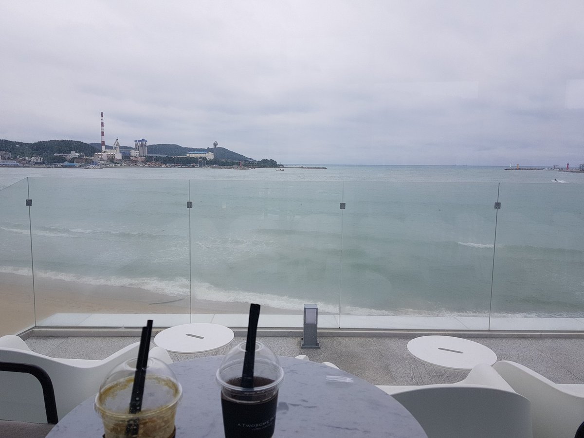 weezet010's tweet photo. 오랜만에 가족들과 바닷가에서... https://t.co/WVT0SIN7E0