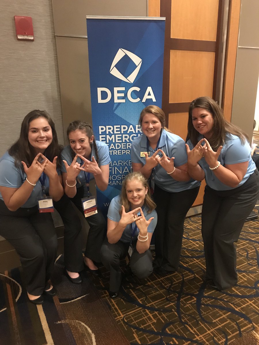 RT <a href="/WI_DECA/">Wisconsin DECA</a>: Team 53 had a great first day at #DECAELS! 🔷🔷 We are enjoying Chicago, learning a ton about leadership, and networking with members from other associations! 🙌 #SummerOfDECA