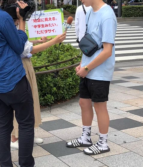 やっぱりサンダルに靴下はダサい？「短足に見える」「中学生みたい」との女性の声