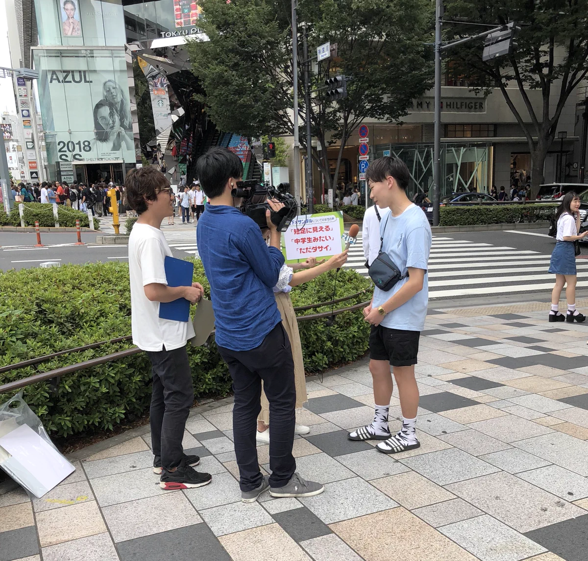 やっぱりサンダルに靴下はダサい？「短足に見える」「中学生みたい」との女性の声