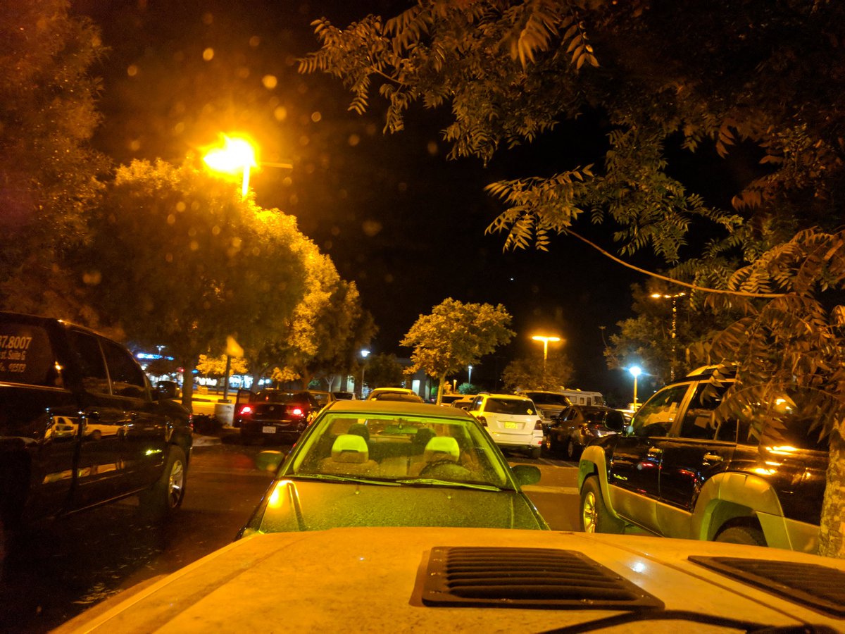 daehimeh's tweet photo. Why are the street lights in #hemet bright yellow? https://t.co/gbYNV0sM33