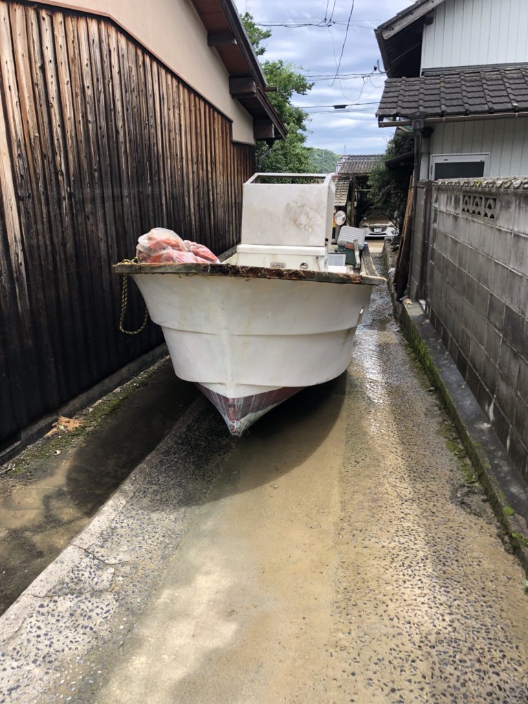 神様の助け舟 水害現場に突然現れたボート 偶然にボートを動かせるご夫婦が乗って小高い場所の神社まで多くの被災者の方々を送り届ける Togetter 神様の助け舟 水害現場に突然現れたボート 偶然にボートを動かせるご夫婦が乗って小高い場所の神社まで多くの被災者の方々を送り届ける Togetter