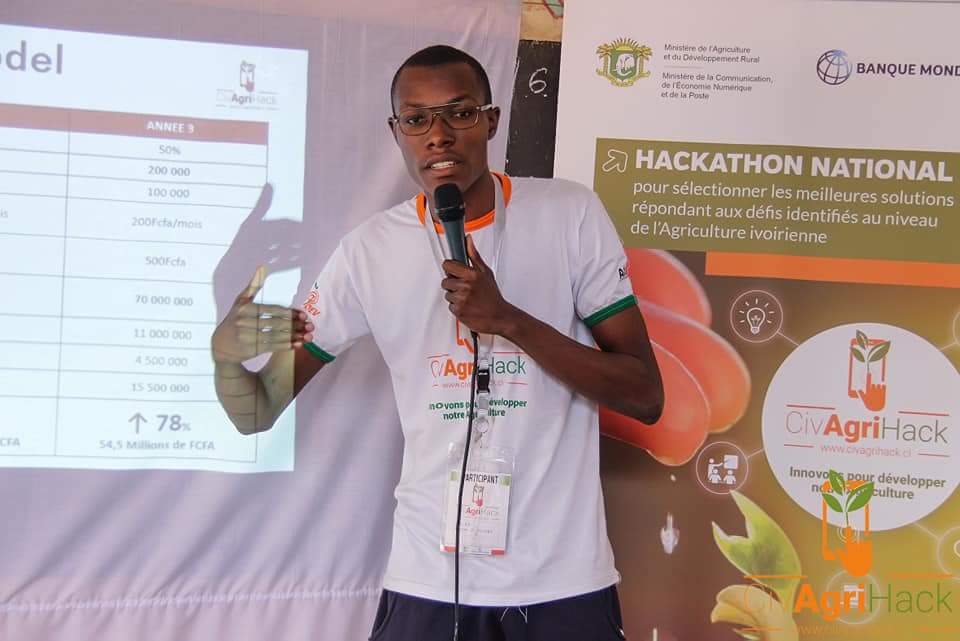 CivAgriHack's tweet photo. [ CIVAGRIHACK 2018 ] 

Pitch de l'Equipe E-Variété. Application de mise à disposition de contenu sur les cultures et les  saisons en langue locale. 

#CivAgriHack #Psndea #Psac #Ict4Ag #Akassoh https://t.co/EtGwmeisOH