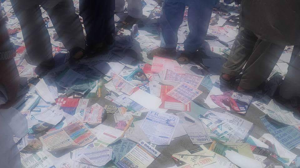 MuneerOrakzai's tweet image. Meanwhile  University Road Peshawar   after #ETEATEST ?
This type of Gandagi done every year by So called Educated Ppl of Third world country.
Aye haye Imran Khan tabedili nahe la sakta khud ko tabdeel karna hoga..
Change ur self bera ghark Nation.

 @HamidMirPAK @TalatHussain12