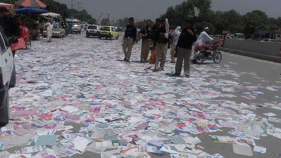 MuneerOrakzai's tweet image. Meanwhile  University Road Peshawar   after #ETEATEST ?
This type of Gandagi done every year by So called Educated Ppl of Third world country.
Aye haye Imran Khan tabedili nahe la sakta khud ko tabdeel karna hoga..
Change ur self bera ghark Nation.

 @HamidMirPAK @TalatHussain12