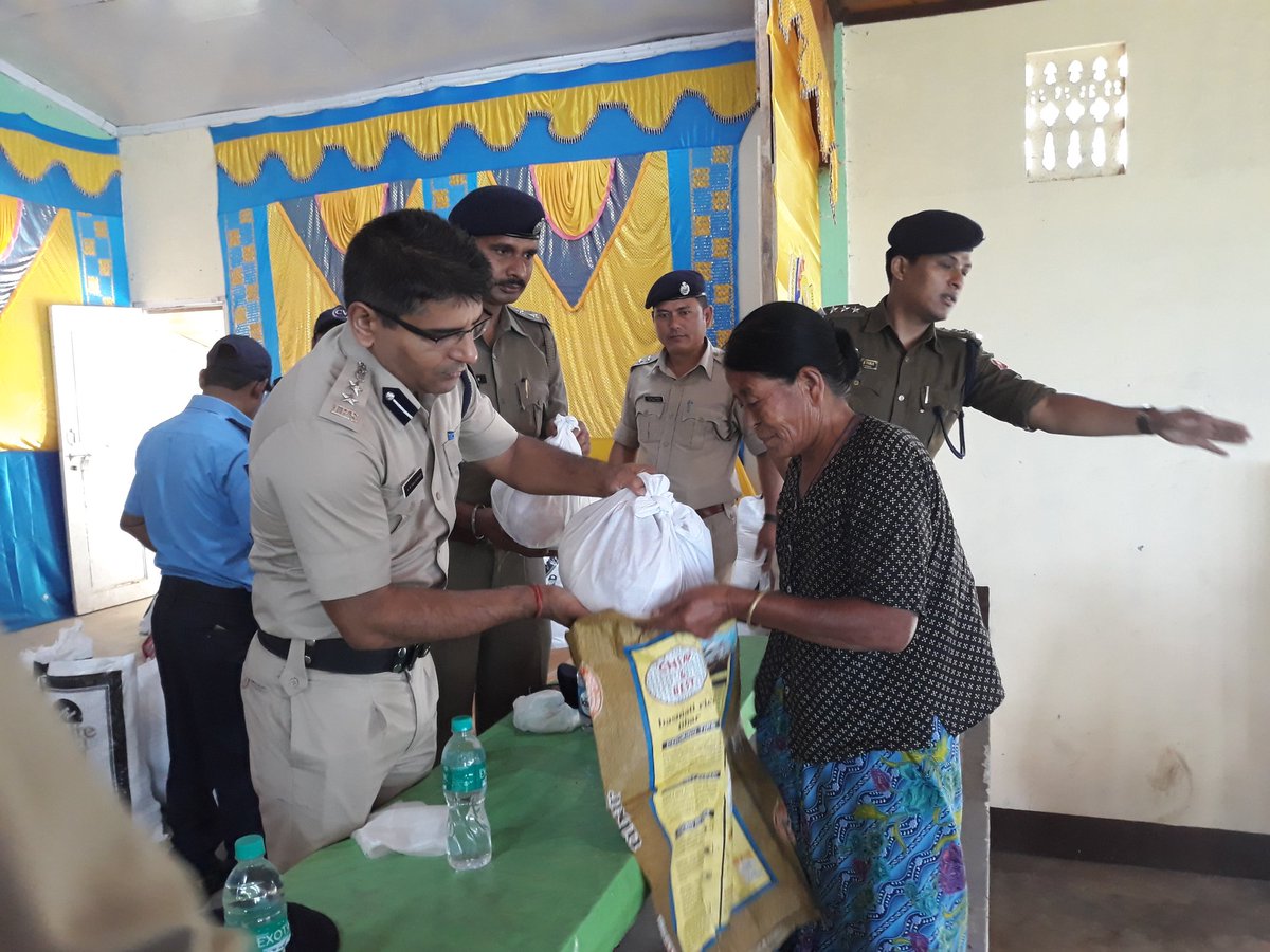 darjilingpolice's tweet photo. Today SP Darjeeling distributed relief to tea garden labourers of Peshok TE and Garlang. The TE has been closed for more than 3 months and #DarjeelingDistrictPolice decided to help the labourers under its Community Development Programme.@WBPolice @MamataOfficial https://t.co/J1V1ZTurQe