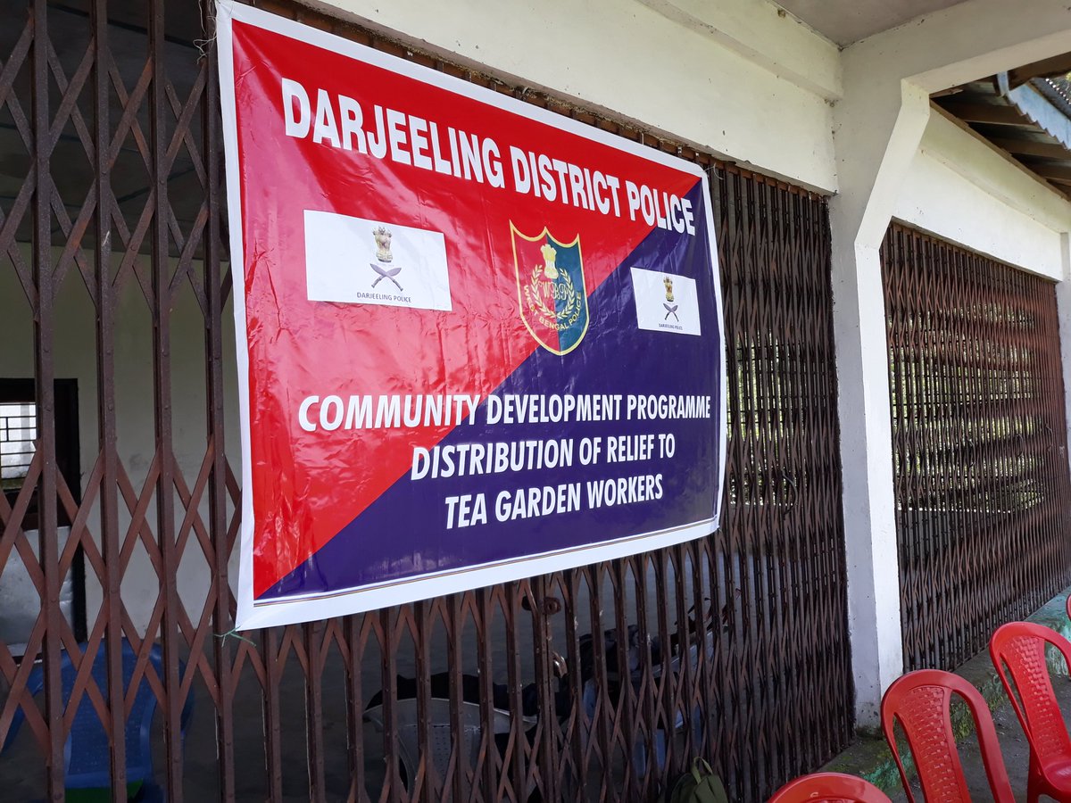 darjilingpolice's tweet photo. Today SP Darjeeling distributed relief to tea garden labourers of Peshok TE and Garlang. The TE has been closed for more than 3 months and #DarjeelingDistrictPolice decided to help the labourers under its Community Development Programme.@WBPolice @MamataOfficial https://t.co/J1V1ZTurQe
