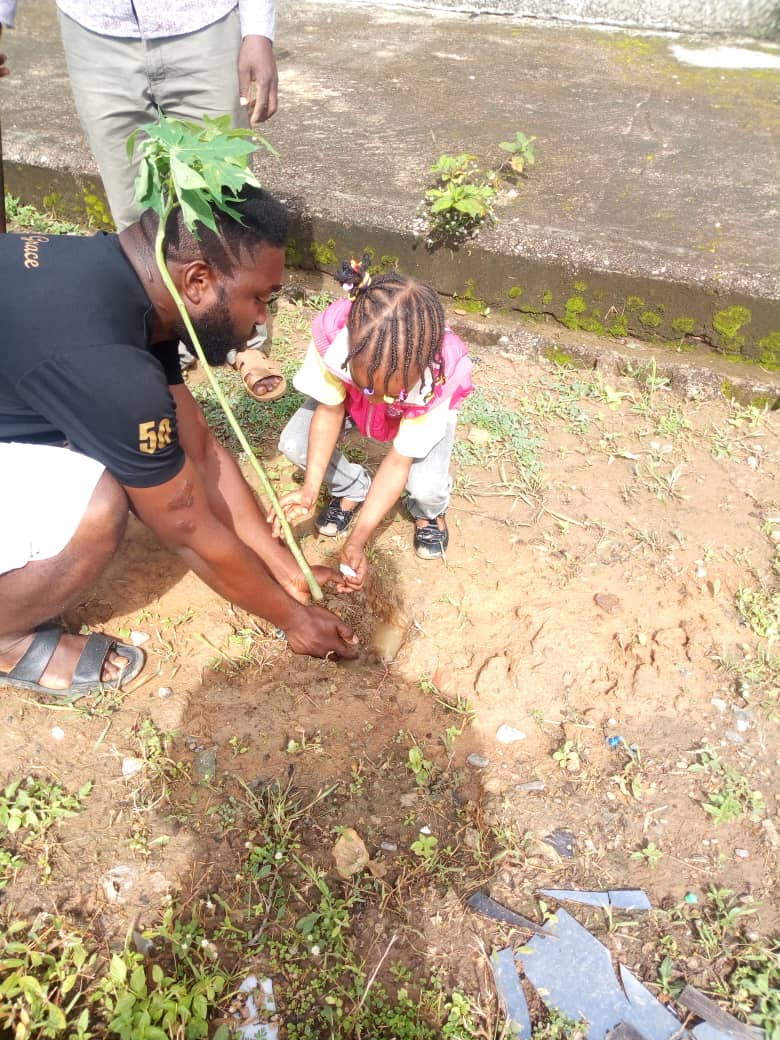 sdfarmsng's tweet photo. #EdiScape becomes a reality for Greenland Church in Abuja. See how much fun we all had while planting fruit trees! This Church will not only look so beautiful in a few months, it will also #feed it's congregation! #endhunger #endpoverty #EdiScape today for a #fruitful tomorrow. https://t.co/aTk51ZZVAO