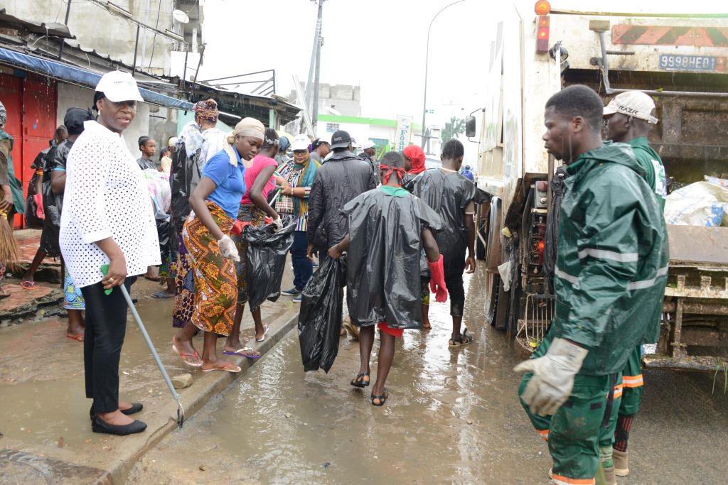 MINASS_CI's tweet photo. La forte pluie qui s’est abattue sur l’ensemble du District d’Abidjan, le Samedi 07 Juillet 2018, n’a pas entamé la détermination des équipes du #MINSEDD, à mettre en œuvre la 17ème Édition de l’Opération Grand Ménage.
#civ https://t.co/Wle6ZOfdGi