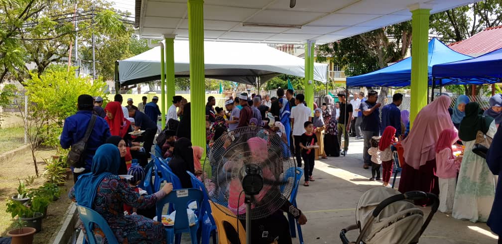 paslabuan's tweet photo. Warna Warni Majlis Rumah Terbuka PAS &amp; PASTI Labuan 2018 .

Alhamdulillah. Terima kasih yang sudi datang . Semoga ukhwah yang ada terjalin lagi kukuh sesama masyarakat Labuan amnya .

#RayaPasLabuan2018 https://t.co/KqOcCbBYND