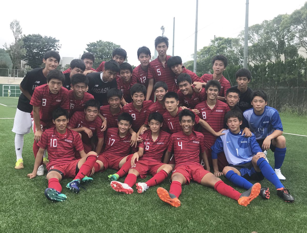赤い彗星 東福岡高校サッカー 結果 18球蹴男児u 16リーグ１部 第８節 東福岡７ ２東海大福岡 試合終了後の集合写真 大量７得点でアウェイゲームを大勝 ７連勝で首位を維持