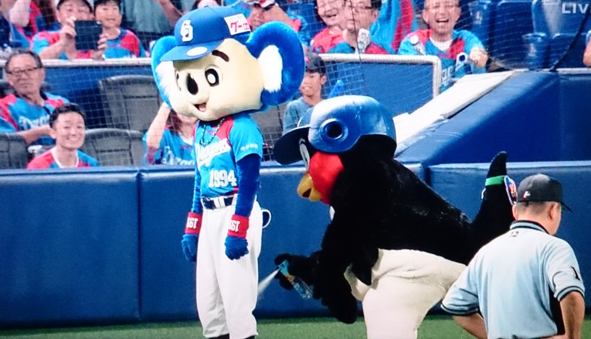 シャア少佐 ドアラ 捻りなしバク転成功 昨日に引き続き 仲良しつば九郎から冷却スプレー シュ 中日ドラゴンズ ドアラ バク転成功 ヤクルトスワローズ Swallows つば九郎 冷却スプレー T Co Ijlxesi26v Twitter