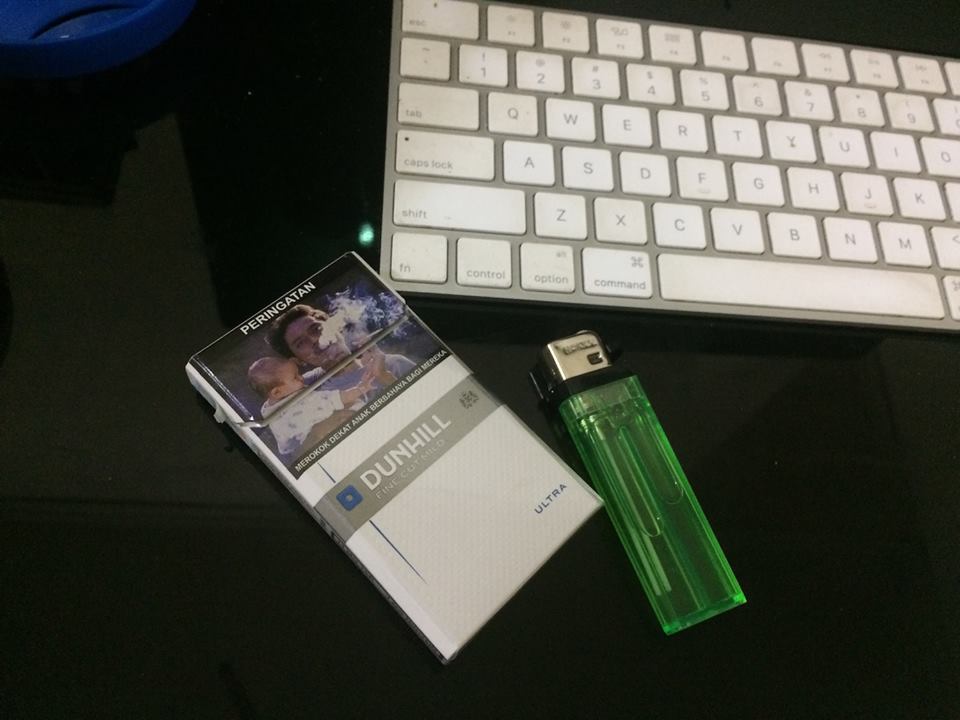 Ncha_Jhy's tweet image. Berangkat mau ketemuan kawan, jangan lupa bawa jagoan yang bikin lo pede dan nggak minder. Dunhill Ultra ini yang baunya nggak nempel di pakaian lo. #UltraLessSMELL #LessSMELLisMore