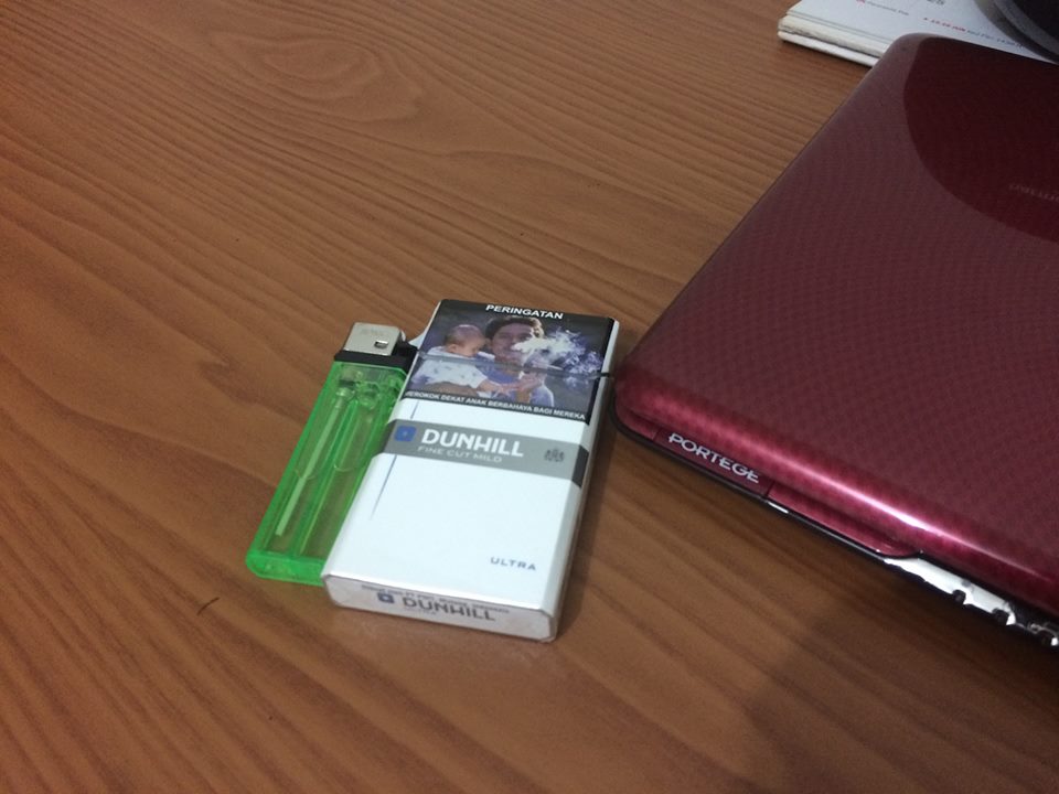 Ncha_Jhy's tweet image. Jadi penasaran sama Dunhill Ultra yang katanya baunya nggak nempel di pakaian. Ternyata emang beneran ada rokok yang kayak gini. #UltraLessSMELL #LessSMELLisMore