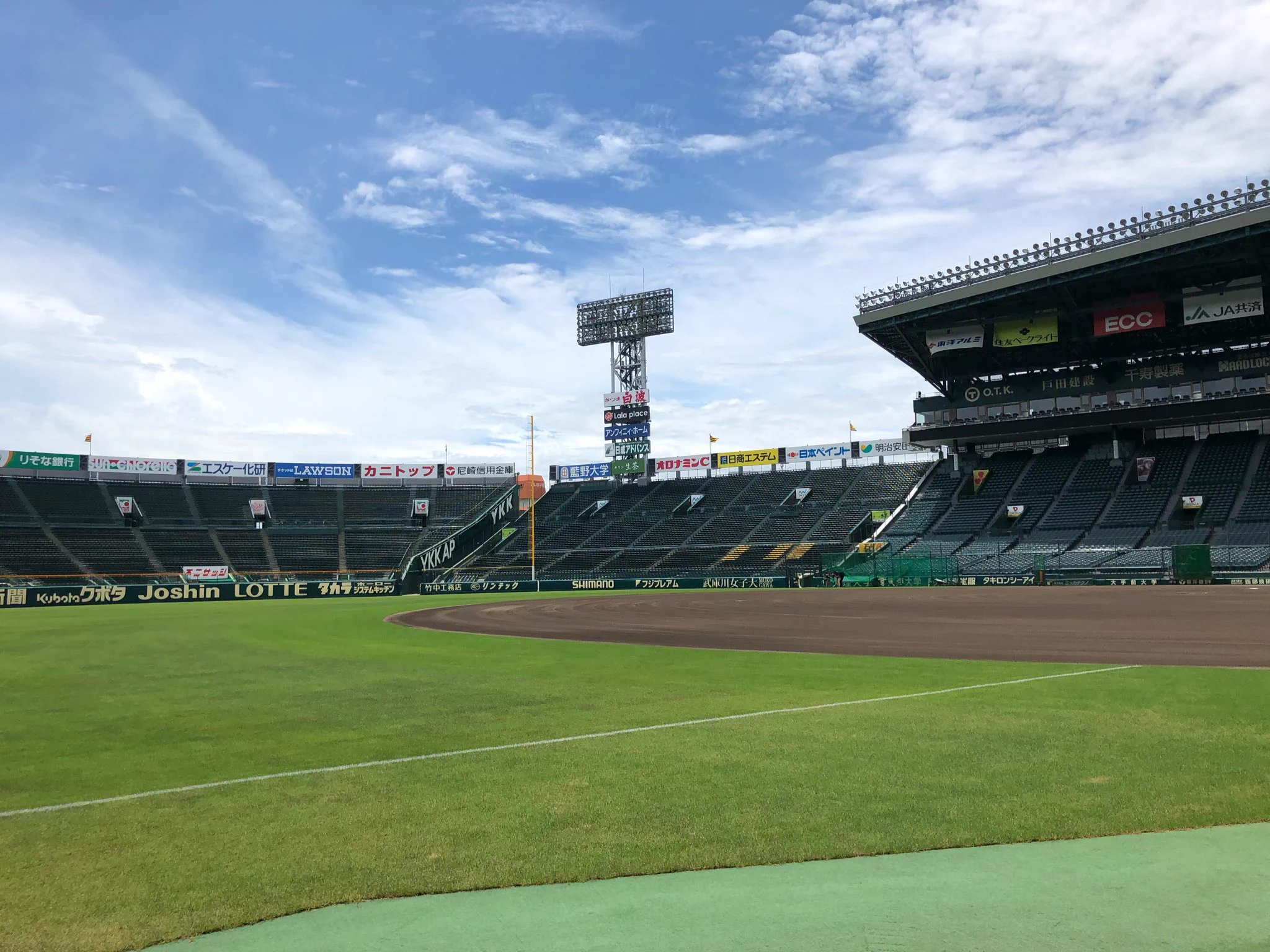 まさに職人技！水で溢れかえっていたグラウンドを元に戻す阪神園芸ｗｗｗ
