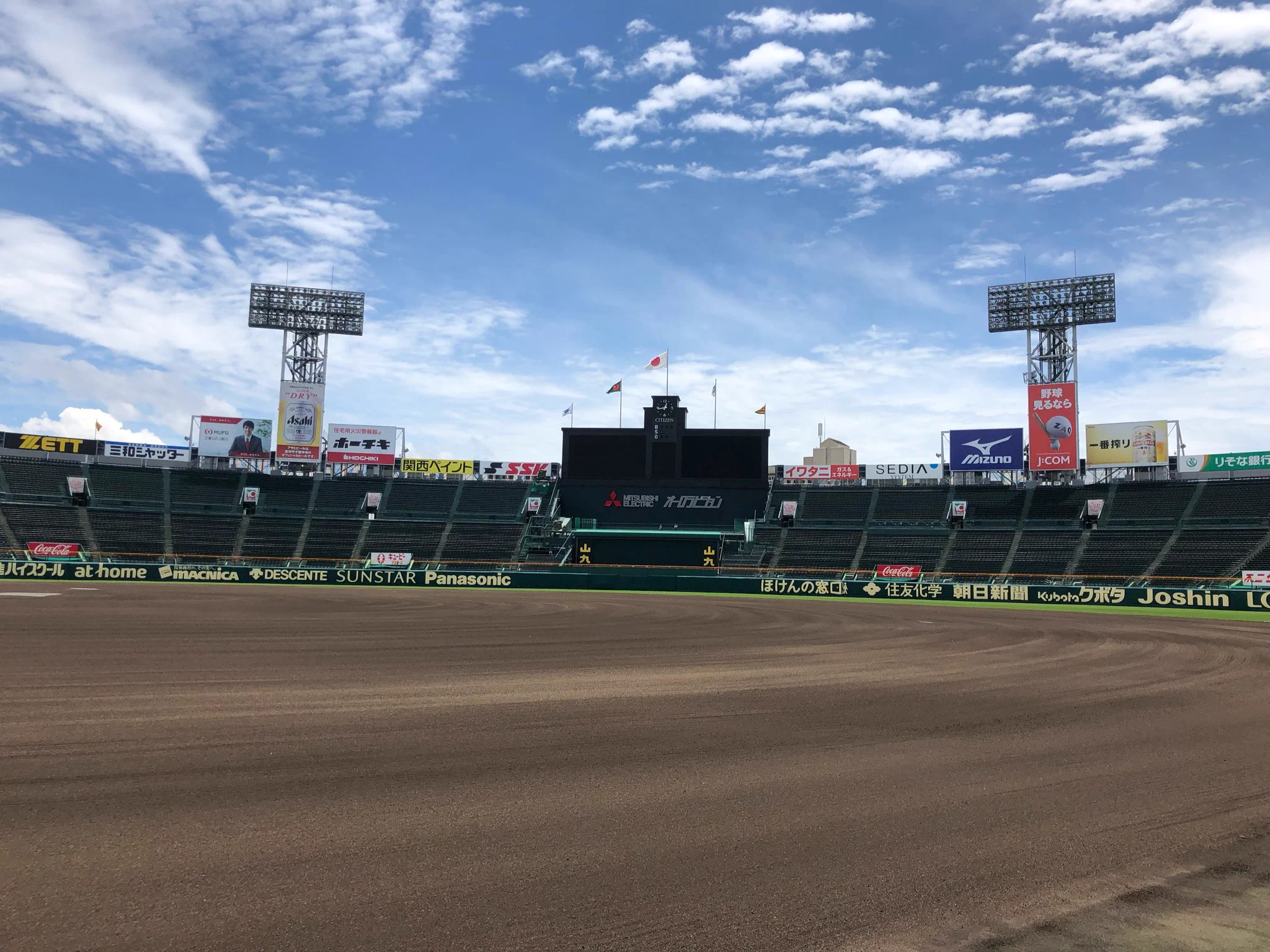 まさに職人技！水で溢れかえっていたグラウンドを元に戻す阪神園芸ｗｗｗ