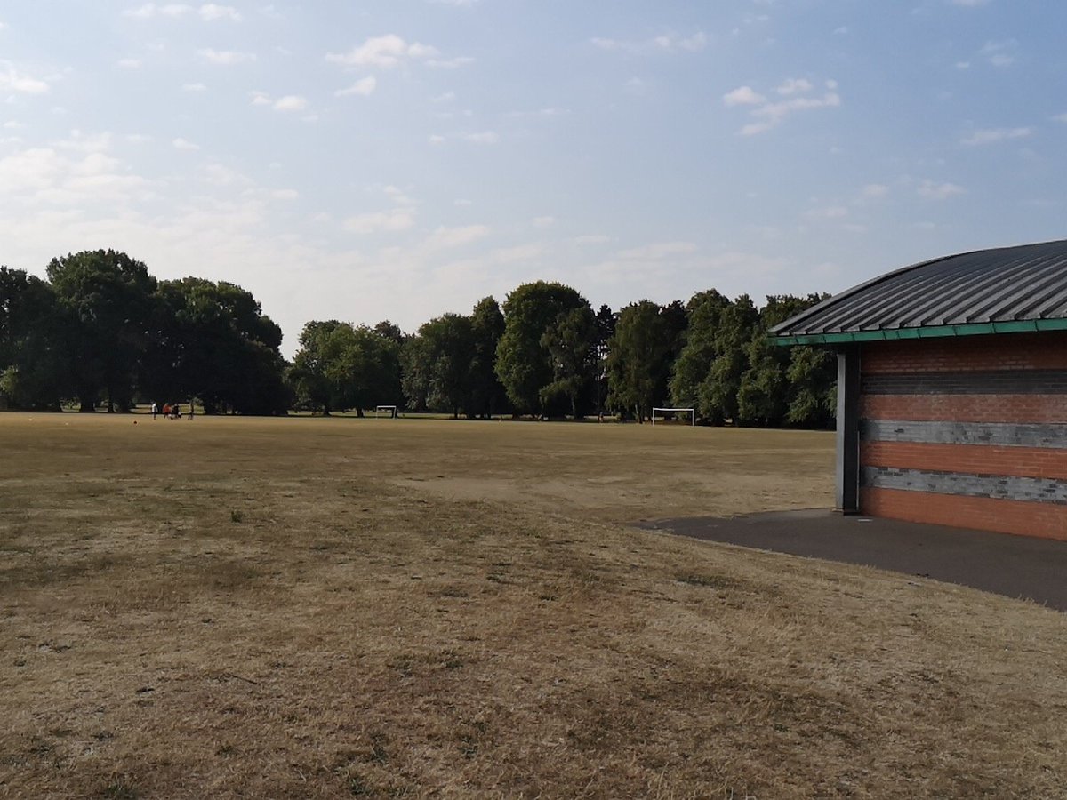 Hot morning for a run, walk or jog in Jubilee Park #juniorparkrun #Bedford