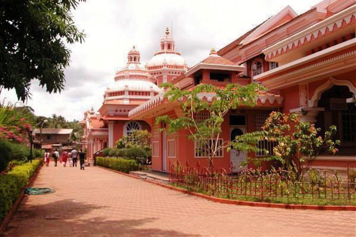 in_patrao's tweet photo. Visit the #Shri Mahalaxmi temple, situated at Bandora which is 4kms from Ponda. The village of #Bandode is the location of a number of temples among which lies the large and beautiful temple of Goddess Mahalaxmi.#Goa https://t.co/nyEcXcuRUa