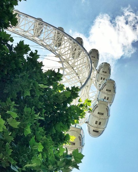 Are you planning on taking a ride on the London Eye when you visit us? It's only 13 minutes away from our hotel by tube! 📸: @alisinworldland