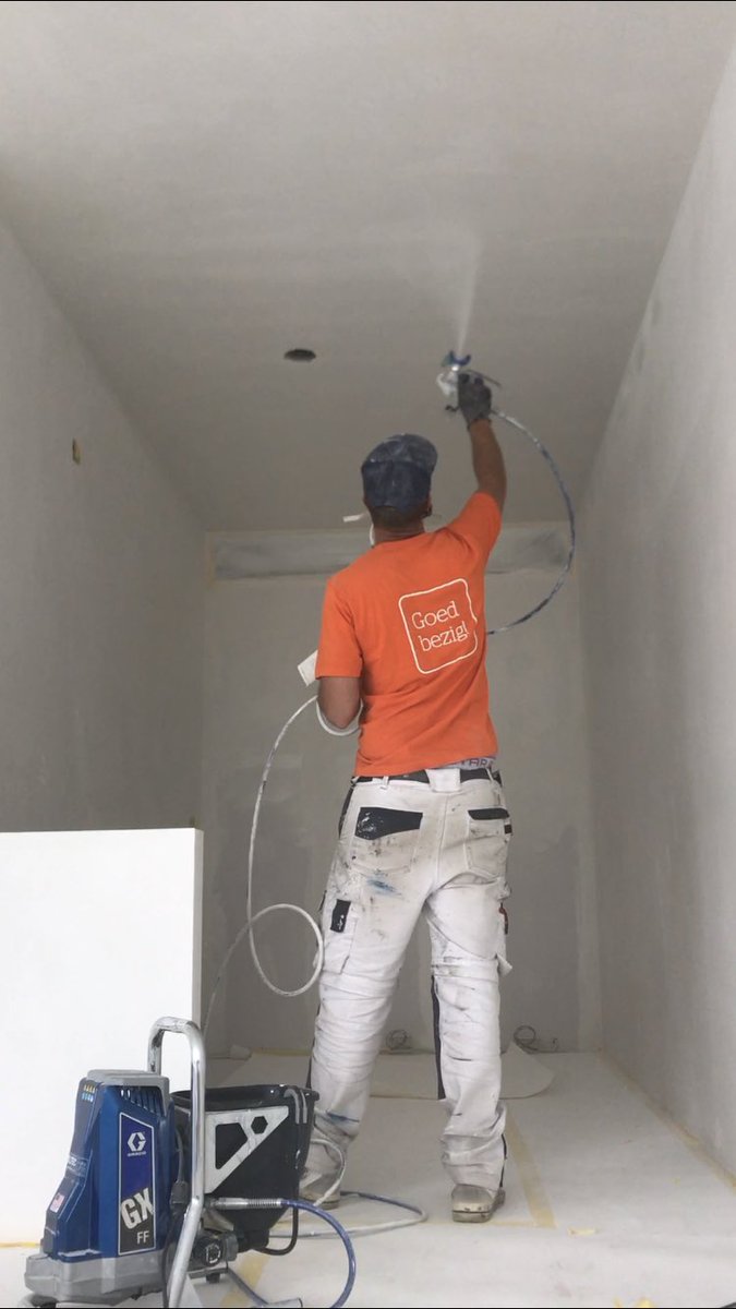 Doordeweeks een buitengevel met de rol en kwast gedaan het weekend hebben we lekker de spuitmachine gepakt voor wat binnen wanden. 💪🏼