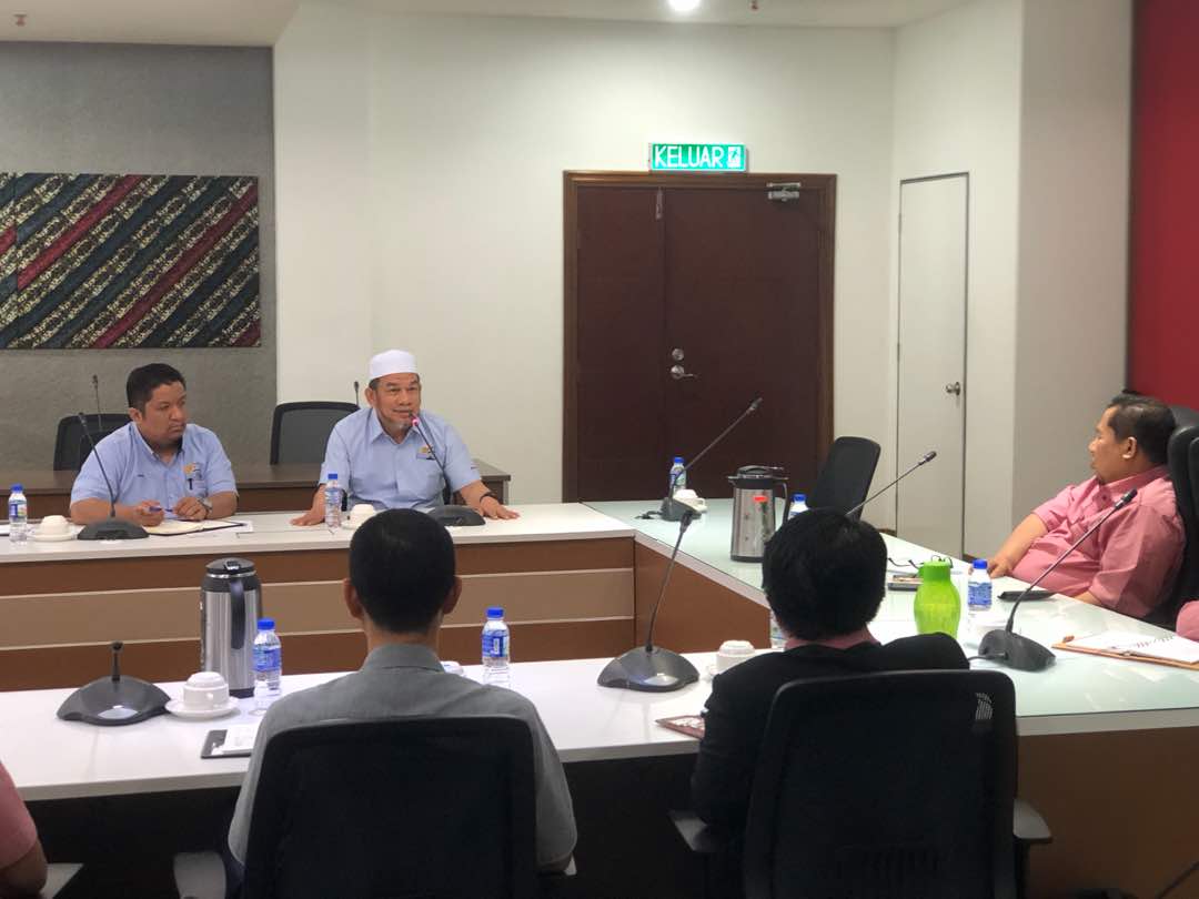 matrade's tweet photo. MATRADE berbincang dgn Perbadanan Kemajuan Iktisad Negeri Kelantan utk meneroka kolaborasi bersama bagi meningkatkan penyertaan PKS di Kelantan dlm eksport.Maghi pakat nego luar negaro bersamo MATRADE! #MasaUntukEksportTelahTiba #PantaiTimur #JaguhEksportKelantan  @MITIMalaysia https://t.co/teSrLJxZSr