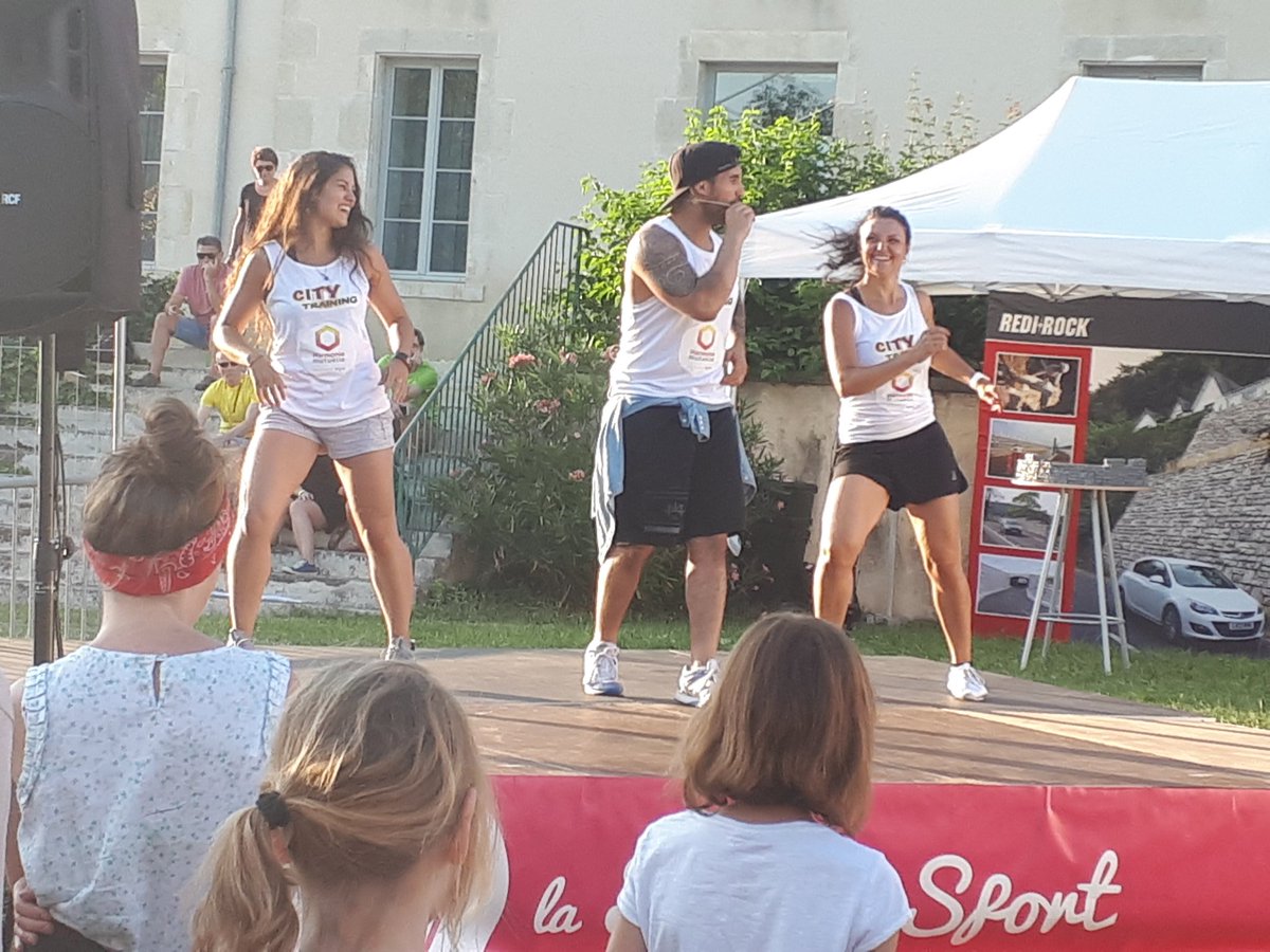 #TDF2018 nos 70 collaborateurs <a href="/FleuryMichon/">Fleury Michon</a> ont la pêche ce matin pour vous accueillir au Village #mangermieux #bougermieux :  pr📃 coin des supporters #AllezDirectEnergie,degustations, zumba 🌞🚴‍♀️ avec <a href="/hmutuelle/">Harmonie Mutuelle</a>