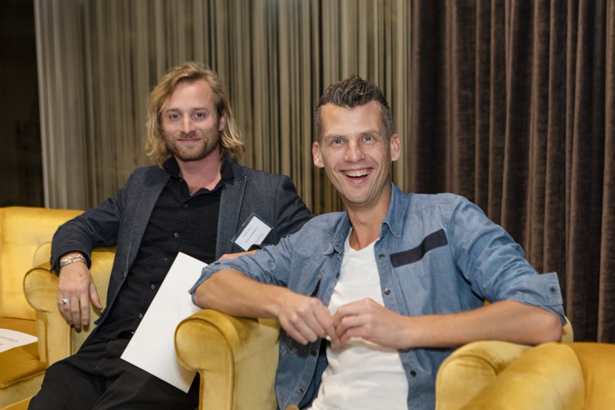 Richard Straver van Online Betaalplatform (l) en Hartger Ruijs van Computest (r) oud-winnaars van de OPH, lachend tijdens de finale-avond OPH 2018. Ook meedoen en kans maken op de OndernemersPrijs Haaglanden 2019? Schrijf je in via deze link: bit.ly/2lQNzrJ #oph2019