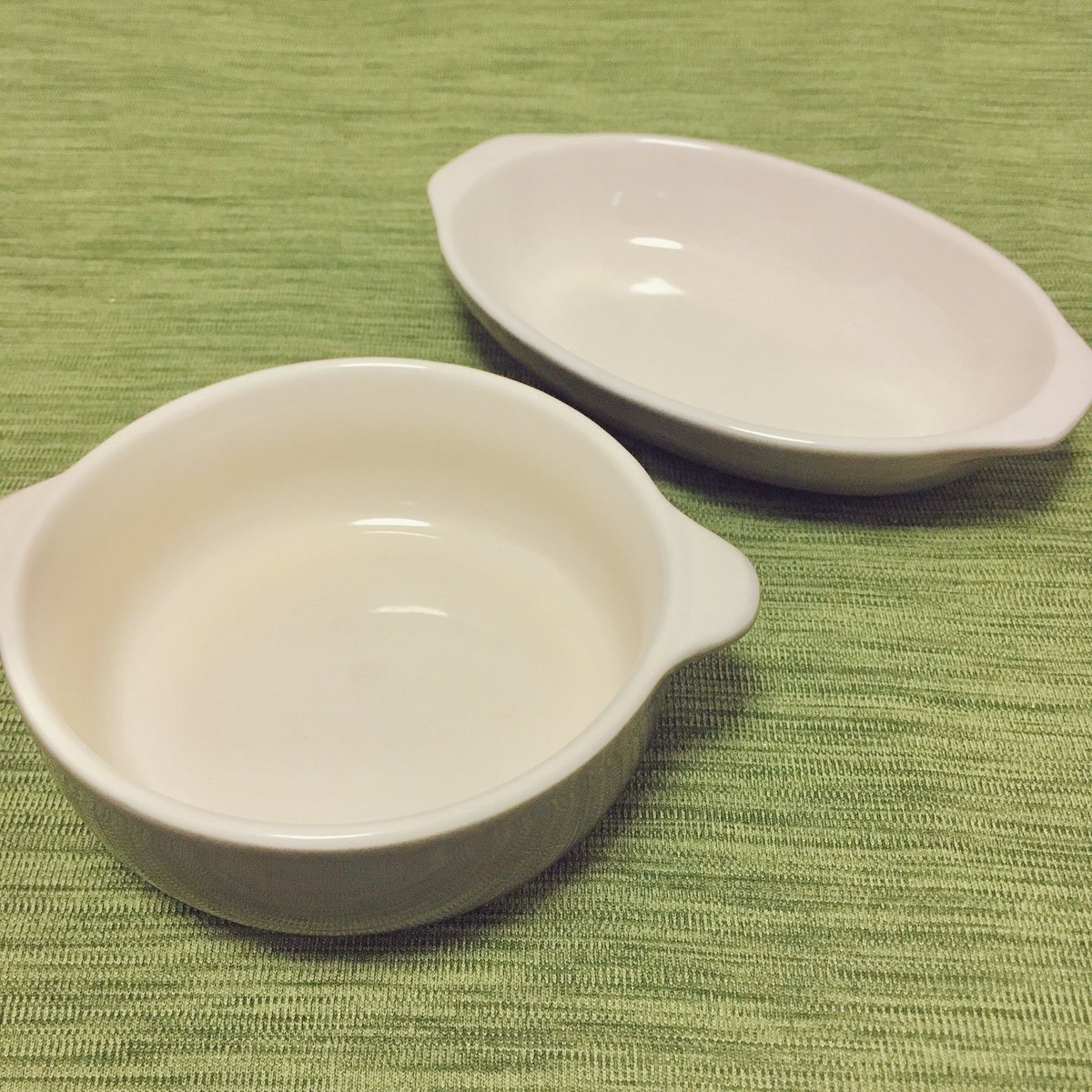 しお ラグドール セリアのミニグラタン皿が えさ皿にちょうどいい大きさ重さ ヒゲが当たらない浅めのやつ ウェット用 と たくさん入る深め カリカリ用 の２つを購入 グレーでかわいい ラグドール エサ皿 100均