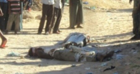 RadioDanan's tweet photo. Reports from #Qalimoow village in #Middle_Shabelle region say two bodies of the government soldiers found there. Residents say gunshots appear on the two dead soldiers. It remains unclear the agents of the murder.#Somalia. https://t.co/8glzZGuxr2