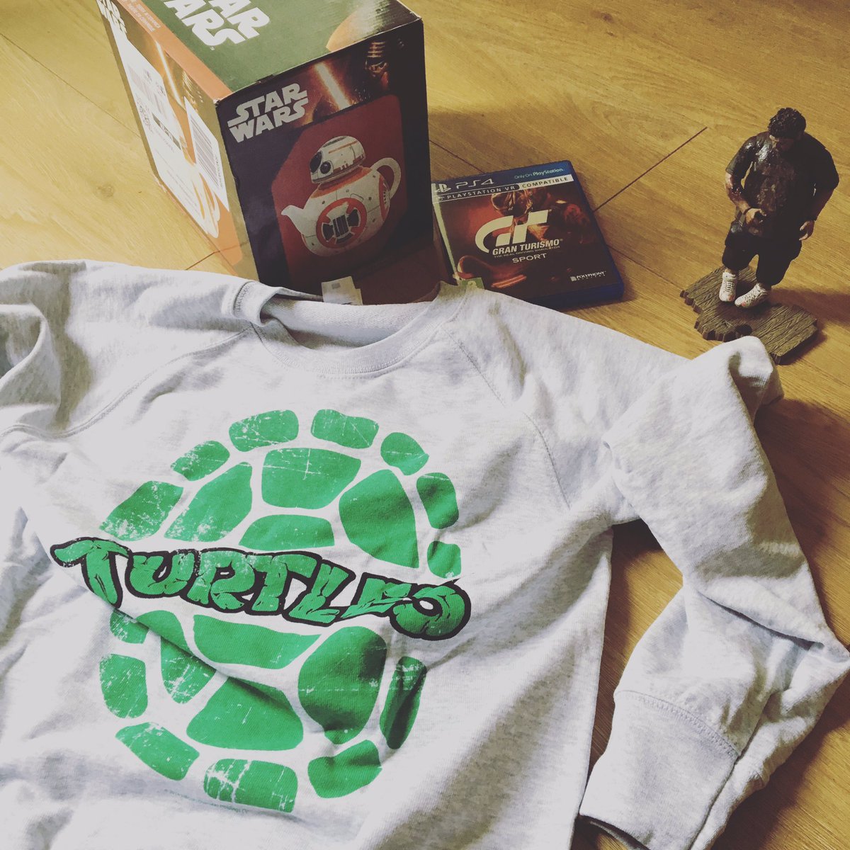 StuLaurieWriter's tweet photo. Don't tell me I don't buy the husband epic birthday presents! @keviepics #birthday #teenagemutantninjaturtles @granturismo__ #zombieed #BB8teapot https://t.co/4Ia4lrSWKc