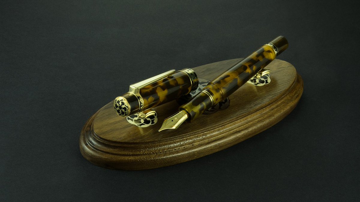 Handmade Exclusive Fountain Pen
18K Nib, Vermeil Gold Plated Silver Accents.
With a wooden stand, inlayed.
#fountainpen #fountain #pen #writing #handmade #exclusive #heritage #