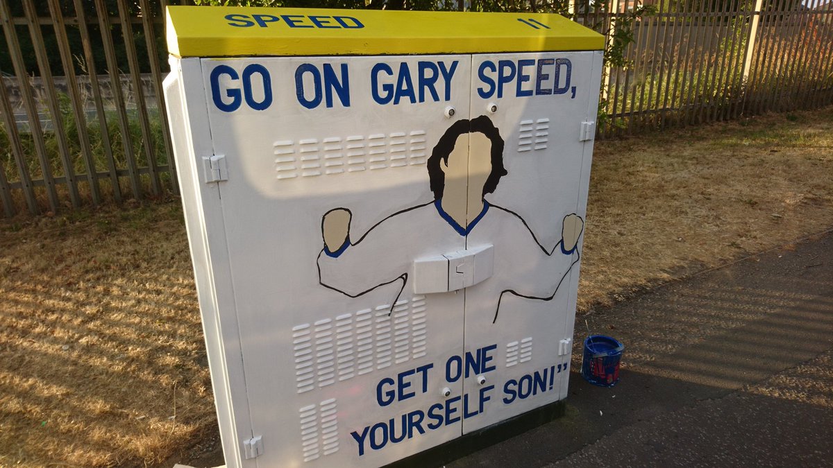 I did this near the Holbeck M621 footbridge for our Gary.
Took me 3 evenings and it'd be great if we all retweet and hopefully it might make his family and his sons smile.
Thanks. MOT. 
#lufc
#GarySpeed
