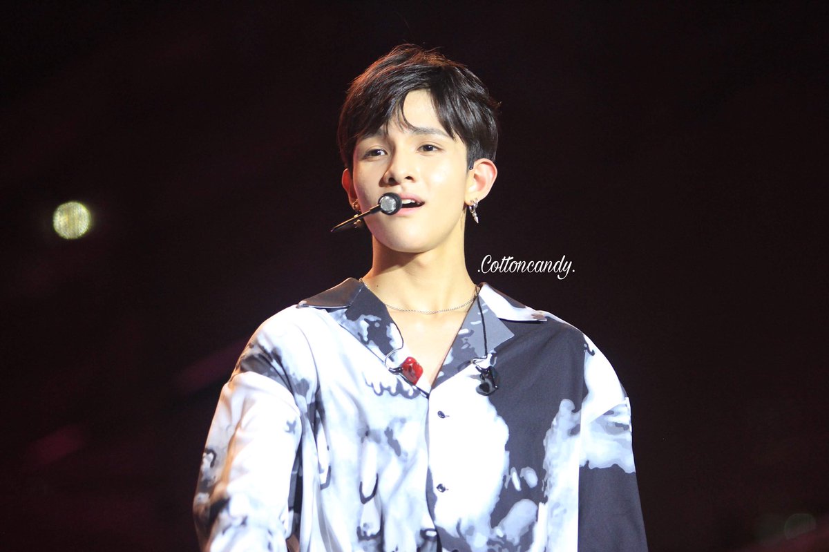 SamuelCandy0117's tweet photo. [HD] 180707
Samuel bingo music world festival in vietnam
When he saw my big fan. It has his picture. He said ‘Nice’ and point it.
Omg I realize i love him every bit of my heart, babe 
보고싶다

#bingomusicvietnam #BingoMusicWorldFestival #김사무엘 @bravepunch_ @bravepunch_ https://t.co/QU9XjjmpId