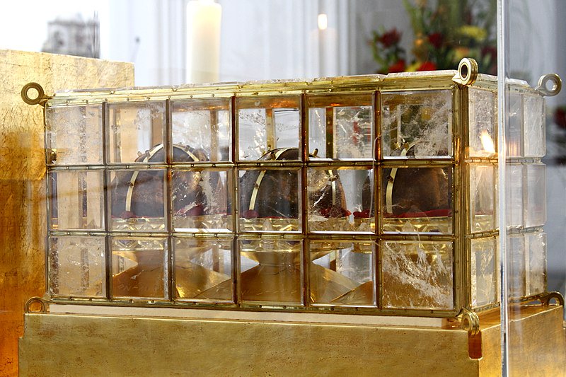 Skulls of St Kilian, Colmán & Totnan, inlaid with precious stones, preserved to this day. On St Kilian's day a glass case containing the 3 skulls is removed from a crypt, paraded through the streets before large crowds & put on display in  #Würzburg Cathedral (dedicated to Kilian)