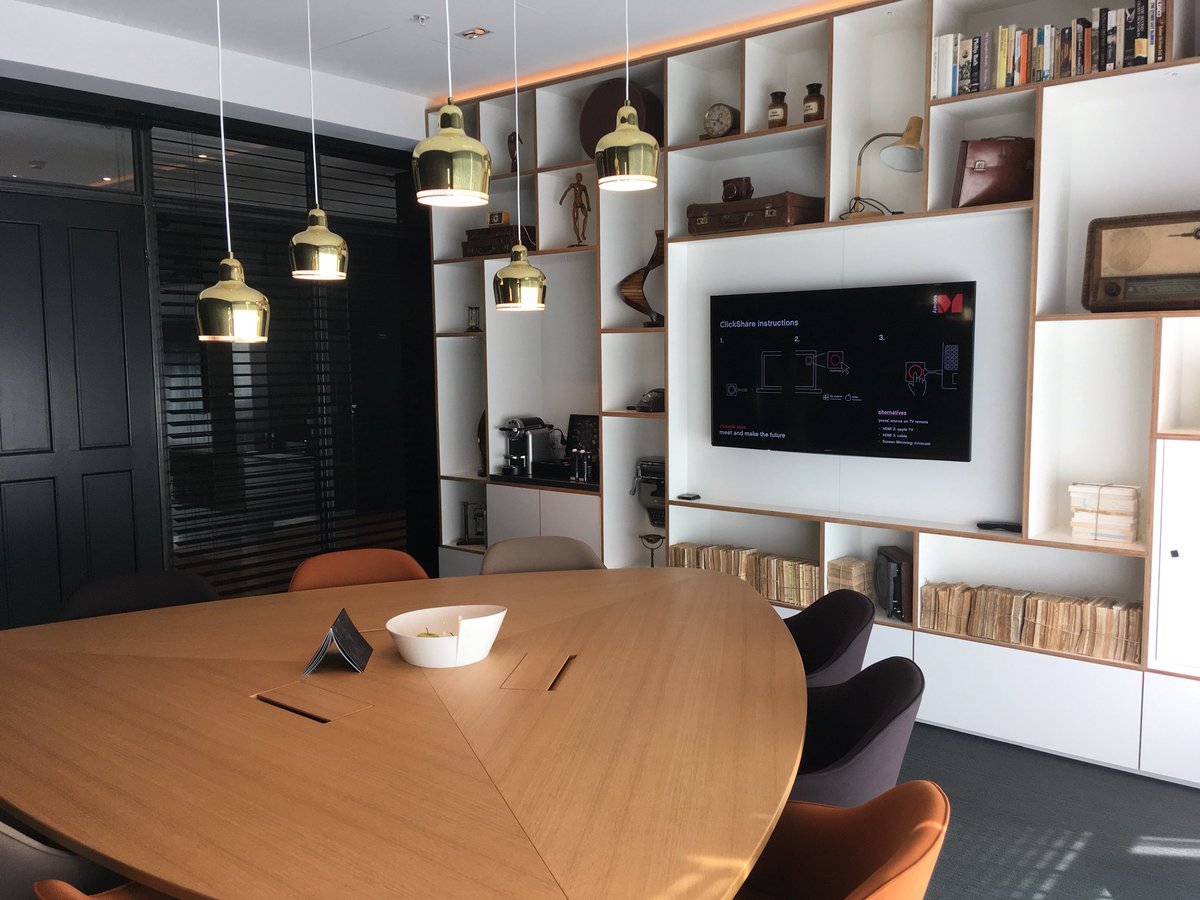 BleisureFR's tweet photo. [MERTING ROOMS] Sous le charme des salles de réunions &amp; des espaces de travail du @citizenM de Schilpol Airport !
Qu’en pensez vous ? #citizenm #businesstrip #meetingroom #bleisure #biztrip #workplace #amsterdam https://t.co/JZPK1fFbST