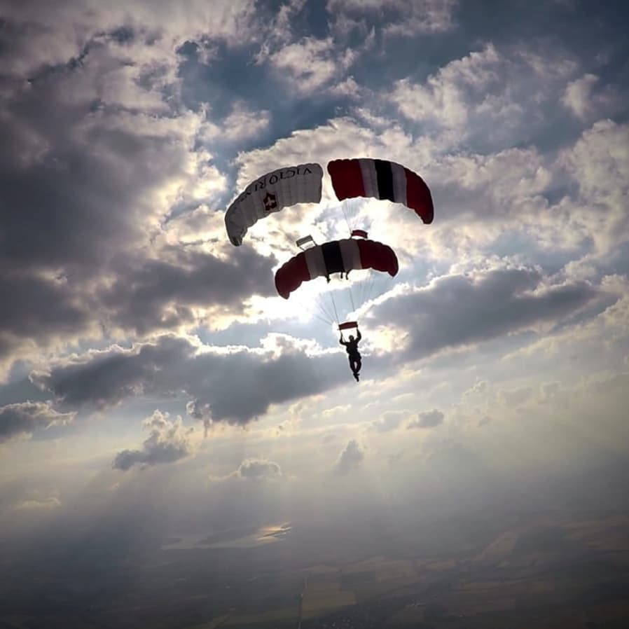 RedDevilsOnline's tweet photo. Bear with the heat 🐻 ... you'll need your shades on for this one! Keep your eyes to the skies today at 1400hrs as we drop into @edgbaston to support the @BearsT20 opening game! ⚾ 🇬🇧 #RedDevilsFreefallTeam  #RedDevilsDisplay #BirminghamBears #Cricket #BritishSummer https://t.co/aYrT3cwwME