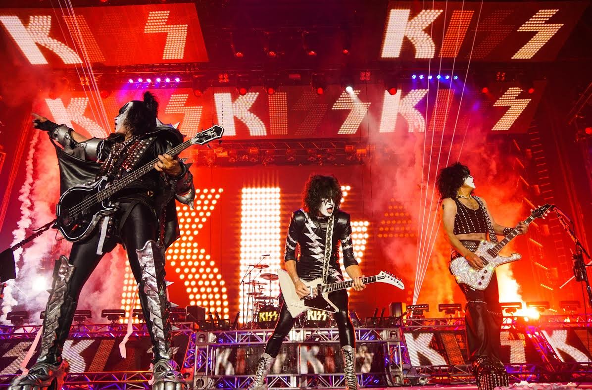 kiss's tweet photo. #Madrid! Tonight we ROCK! See you at the @WiZinkCenter. https://t.co/JdVtKApOOd