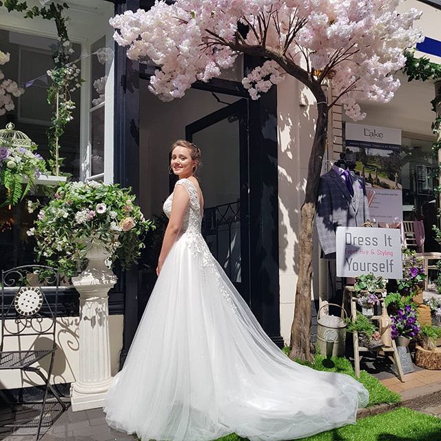 DressitYourself's tweet image. @cerimoniastyle @dress_it_yourself_  #luxwedding #luxurywedding #weddingdecorherts #weddinghireherts #weddinghire #weddingdecor #blossomtree #blossomtreehire #gargentheme #gardenthemedwedding #secretgarden #secretgardenparty