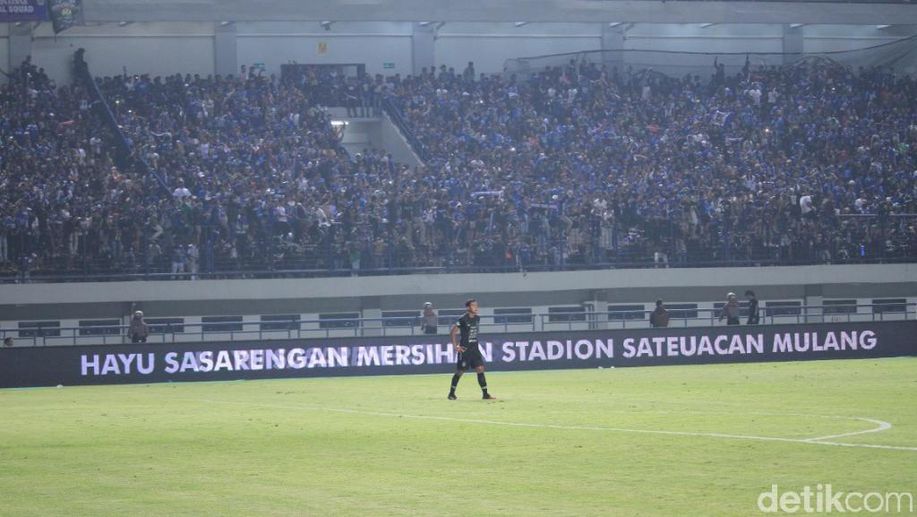 detikcom's tweet photo. Seperti Suporter Jepang, Bobotoh Punguti Sampah Usai Pertandingan https://t.co/5hUTJXAHkm via @detiksport https://t.co/gzbtt1YtZY