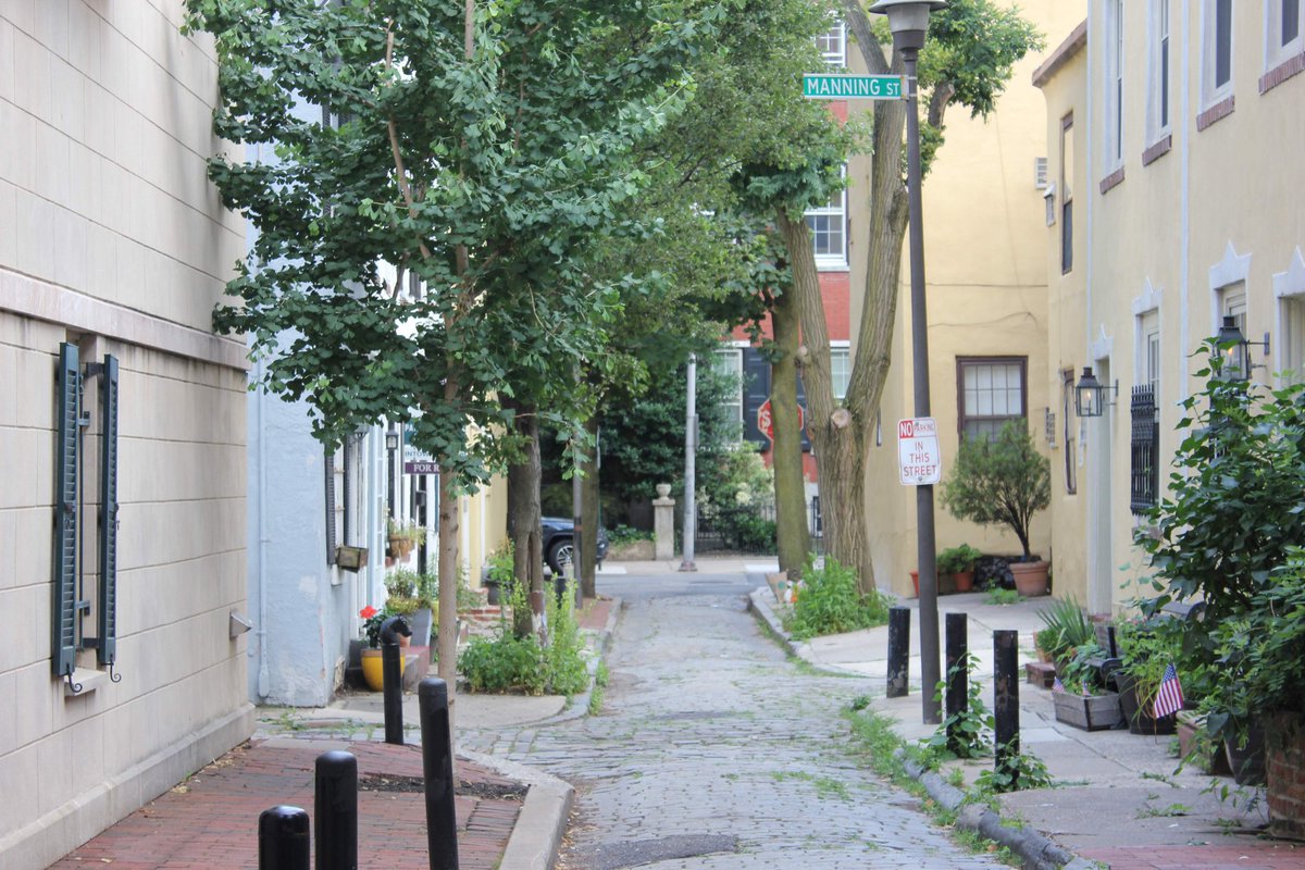 AndrewAPrice's tweet photo. Interior alleys of blocks in Philadelphia. #StreetOfTheDay Very peaceful and tranquil despite blocks from crowded streets, retail, and skyscrapers. This is a model for infilling a typical American block. https://t.co/YH6cE5P0Yi