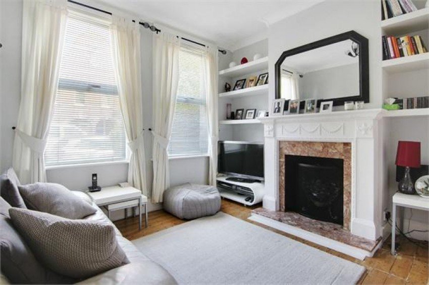 E17Central's tweet image. This gorgeous ex Warner style #gardenflat is literally next door to the fantastic #LloydPark of #Walthamstow! It has a spacious lounge, two double bedrooms and a charming 25ft shared rear garden! Take a closer look here: buff.ly/2KPaKkt #walthamstow #E17 #movinghouse