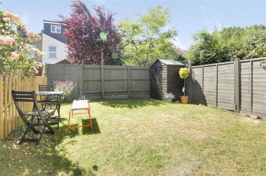 E17Central's tweet image. This gorgeous ex Warner style #gardenflat is literally next door to the fantastic #LloydPark of #Walthamstow! It has a spacious lounge, two double bedrooms and a charming 25ft shared rear garden! Take a closer look here: buff.ly/2KPaKkt #walthamstow #E17 #movinghouse