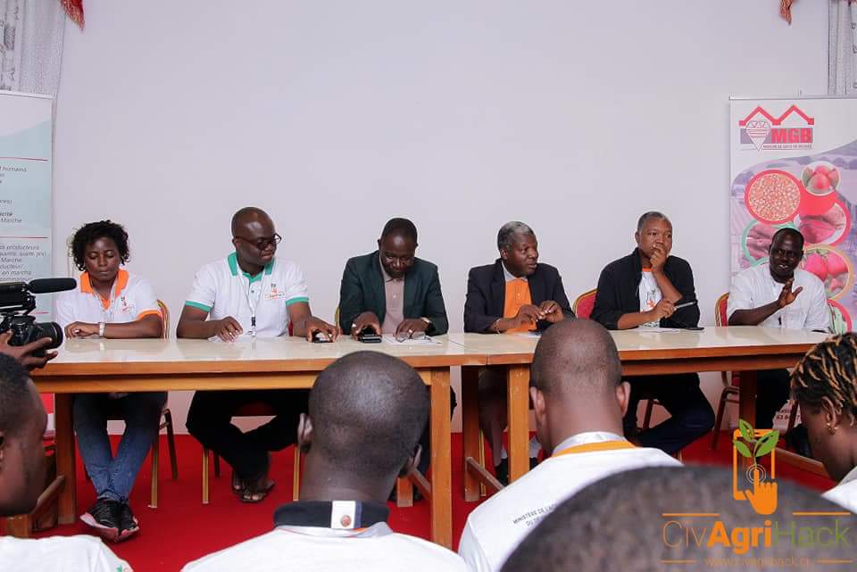 CivAgriHack's tweet photo. [ CIVAGRIHACK 2018 ] 

Après la visite terrain, place à la rencontre avec les responsables du marché de Gros de Bouaké. 

#CivAgriHack #Psndea #Psac #Ict4Dev #Akassoh https://t.co/QNJakLsH1T