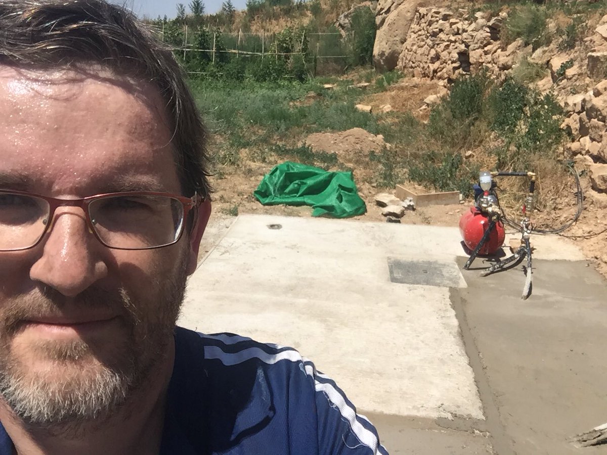 iurquizu's tweet photo. Hay gente que cree que siempre he sido profesor de universidad y diputado. Trabajé 7 años de jornalero en el campo y un tiempo en la construcción. De vez en cuando con mi padre seguimos haciendo cosas para casa https://t.co/gBMOz1ID5C