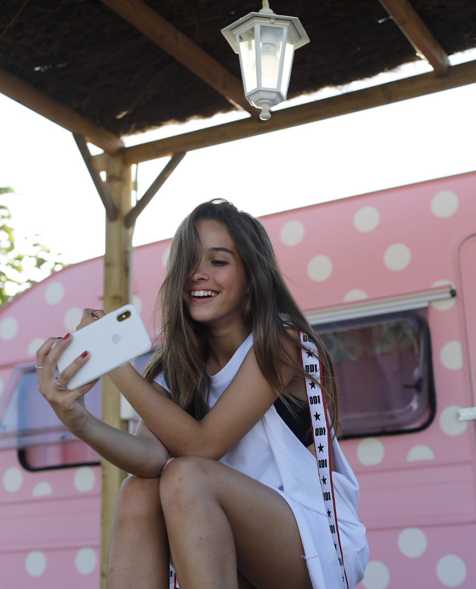 MariaQMCJ3's tweet photo. 💃 Happy Sunday desde el @CampingMiramar
Outfit @odietamotshirts de #cathermoda y mi nueva funda de #appledependent .....ahora 10% dto. con mi código especial para vosotr@s ➡️ MARIAQUEROL10 ⬅️
https://t.co/LRfVZVYsfm #caravanasvintage #campingmiramar #campingvintage https://t.co/mrQ9asUBKQ