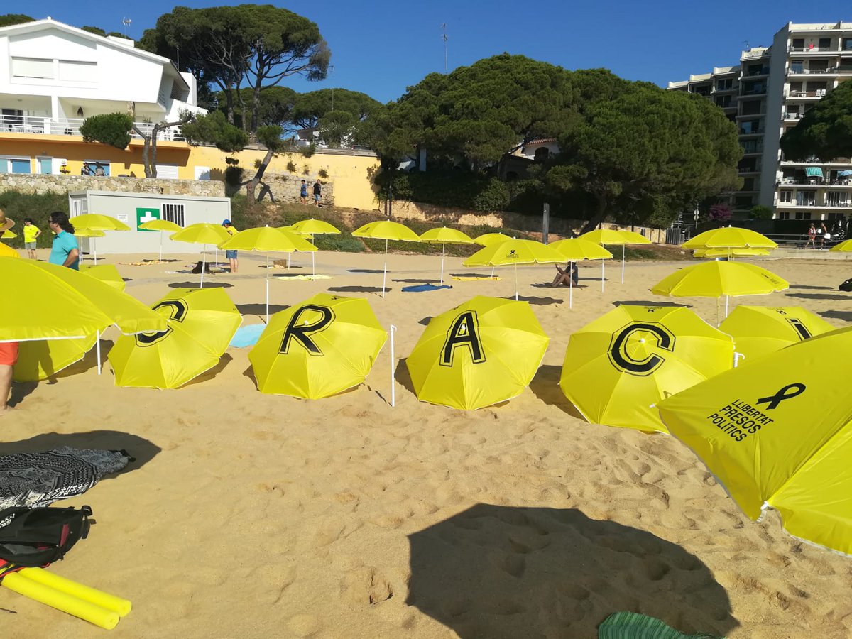 MnicaRebullCome's tweet photo. #Palamós crida per la llibertat !!! #YellowforFreedom
#LlibertatOstatgesPolítics https://t.co/uP81iGGWvx
