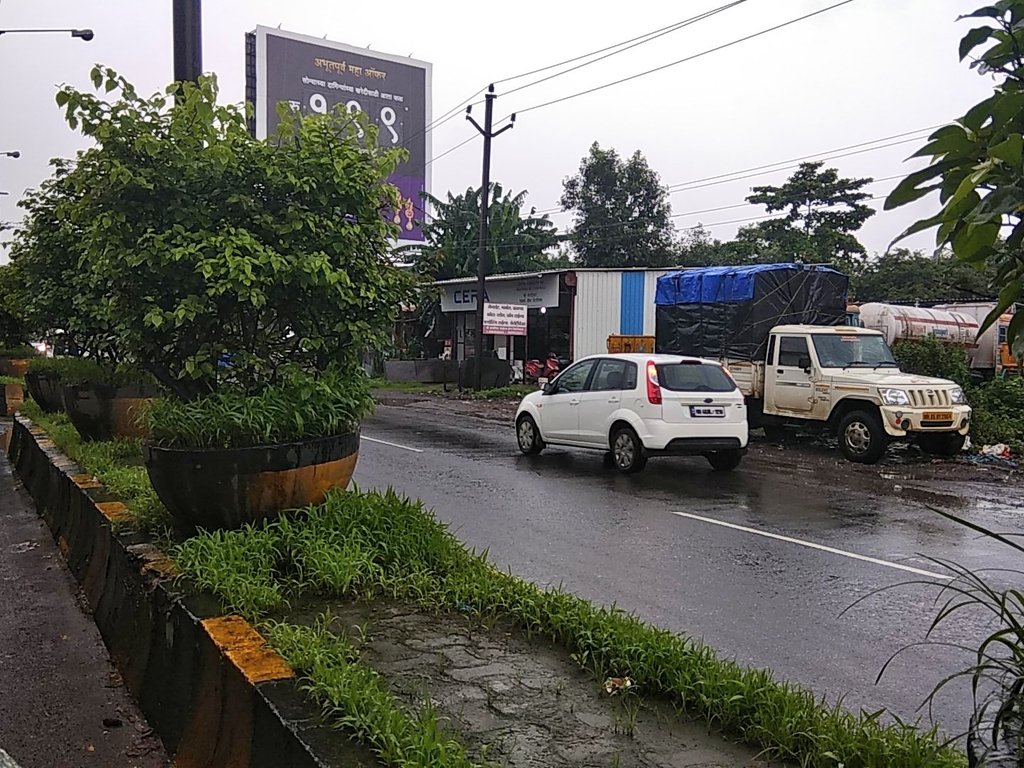Adwait_Dhondye's tweet photo. #TrafficJam on Kalyan Shil Road near #KataiToll due to huge #Potholes. Few vehicles going from wrong / opposite lanes causing additional jam. @ThaneCityPolice take strict action against people going from wrong direction. @abpmajhatv @MORTHIndia @RoadsOfMumbai https://t.co/12bc4173ep